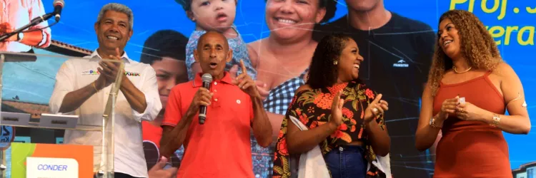 foto de beneficiário falando ao lado do governador 