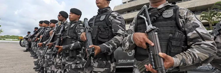 Imagem de policiais armados 