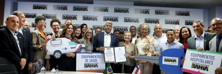 Governador e prefeita e equipe de goveno exibem placas dos equipamentos que foram entregues
