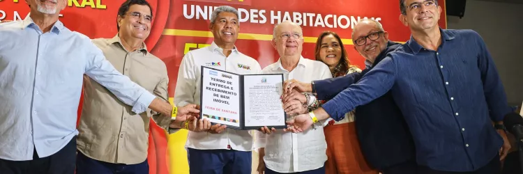 governador e prefeito de Feira acompanhados de secretários exibem termo de cessão