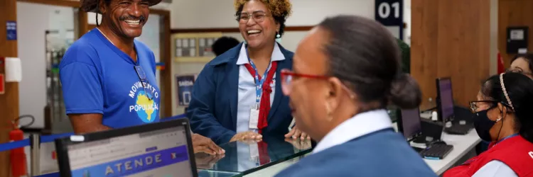 imagem de cidadão com chapéu de vaqueiro sendo atendido 