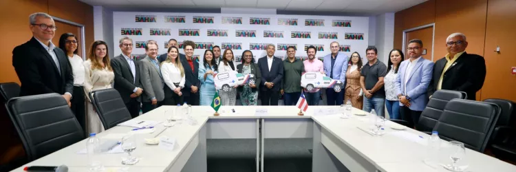 Foto do governador com gestor e secretários dos governos 