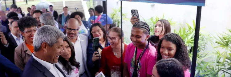 foto do governador no evento conhecendo iniciativas dos estudantes