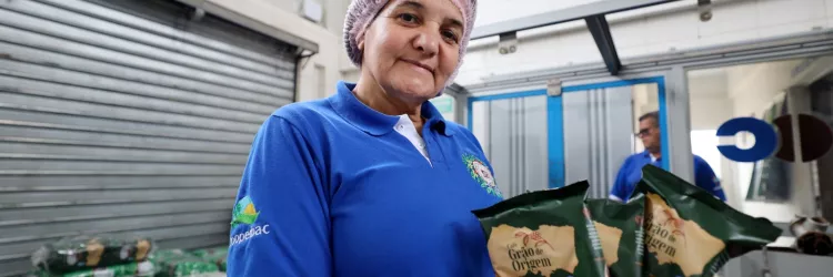 Foto de mulher com café pacotes de café na mão