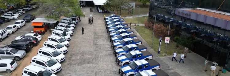 Imagem aérea de dos veículos perfilados 