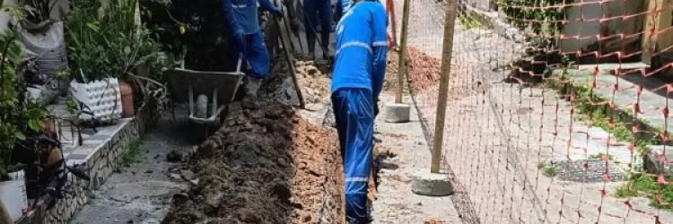 trabalhadores na rua fazendo a obra de esgotamento 