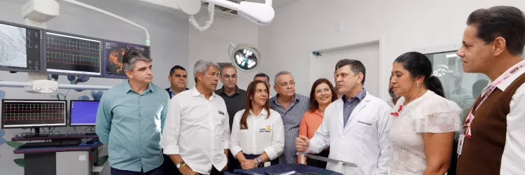 Governador conversando com equipe médica da unidade
