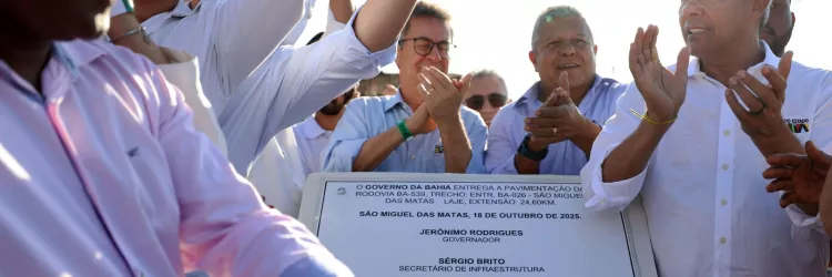 imagem de governador com demais autoridades descerrando a placa
