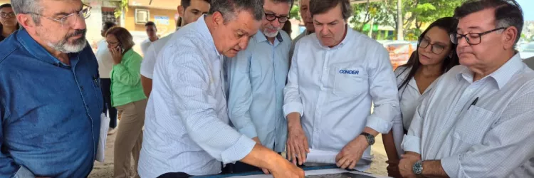 Ministro, Secretário e demais autoridades olhando projeto