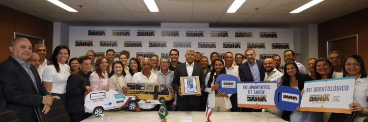 governador e prefeito com as equipes exibindo placas de entregas