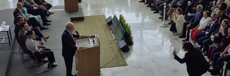 Foto do evento com presidente Lula falando e público