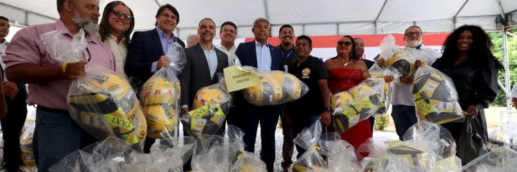 Governador entregando os kits