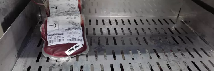 bolsa de sangue na prateleira 