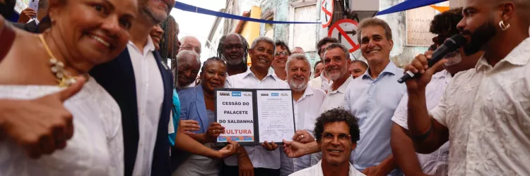 Governador e demais autoridades exibindo placa da cessão