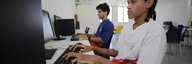 alunos em frente ao computador 