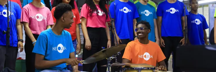 jovens do projeto se apresentando 