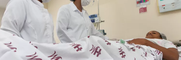 foto de enfermeiras cuidando de paciente 