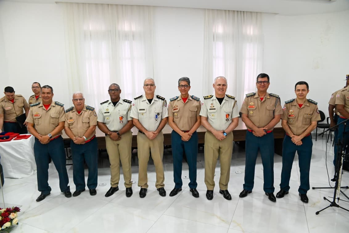Oficiais da Casa Militar do Governador são condecorados pelo Corpo de Bombeiros Militar da Bahia