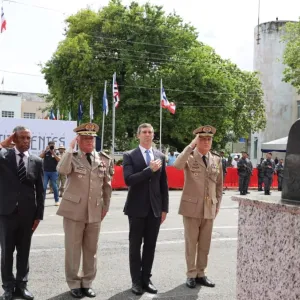 Autoridades prestam continência ao Busto de Tiradentes 