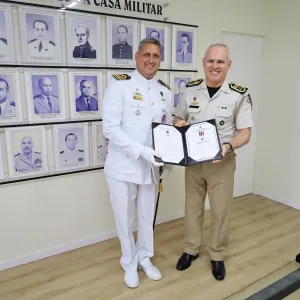 CMG condecora Chefe do Estado-Maior Naval com a Medalha do Mérito da Casa Militar 1