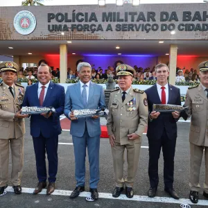 Oficiais da Casa Militar recebem Medalha Comemorativa dos 200 anos da PMBA