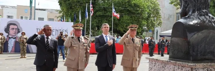 Autoridades prestam continência ao Busto de Tiradentes 