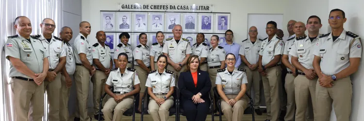 Coronel Adalberto Piton parabeniza os recém-promovidos Subtenentes da CMG