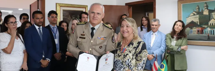 Chefe da CMG condecora presidente do Tribunal de Justiça da Bahia