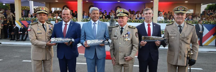 Oficiais da Casa Militar recebem Medalha Comemorativa dos 200 anos da PMBA