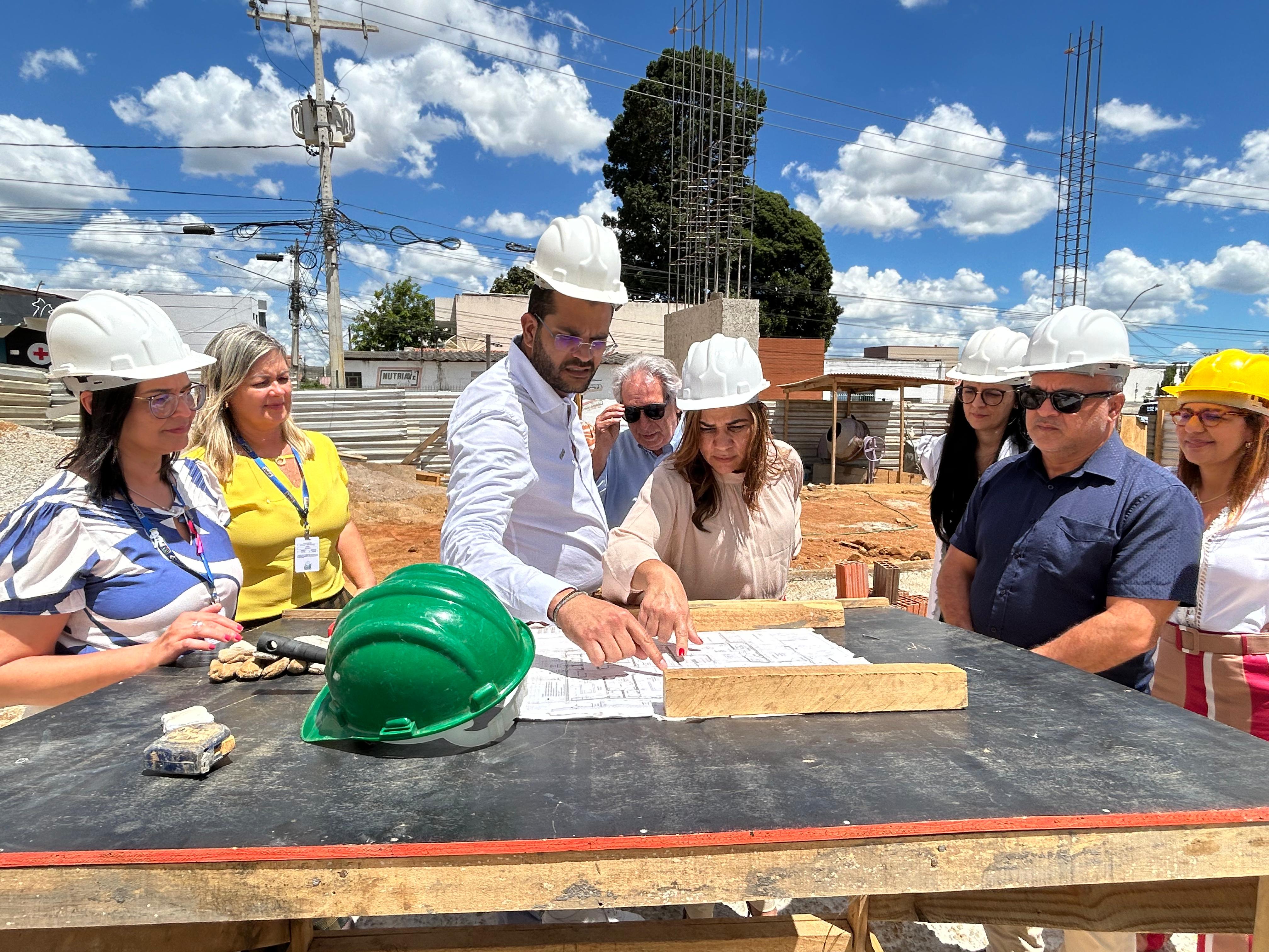 Secretária da Saúde do Estado inspeciona obras para implantação de leitos de UTI e radioterapia em Vitória da Conquista