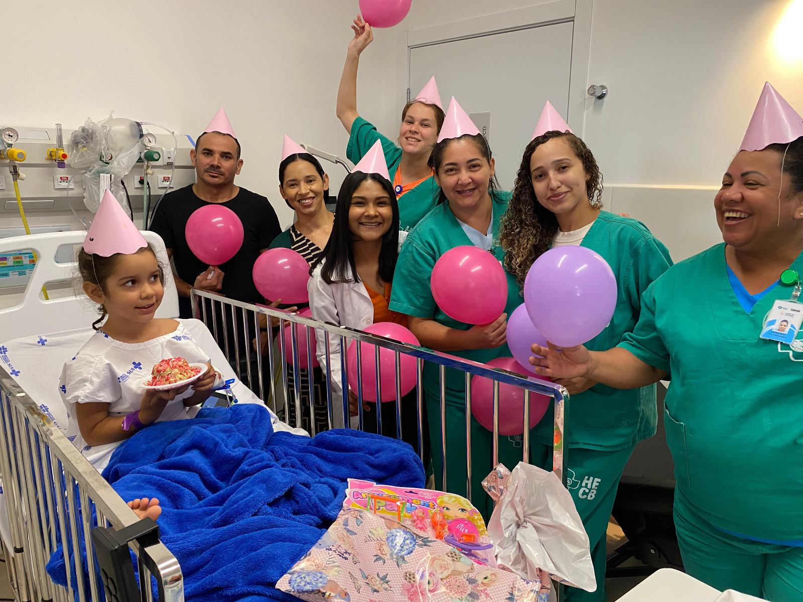 Hospital Estadual Costa das Baleias surpreende crianças internadas com festas de aniversário