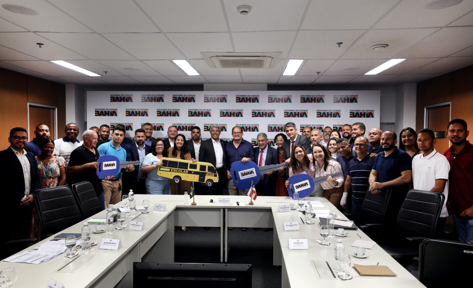 Município de São José da Vitória recebe ambulâncias, veículos para o TFD e transporte escolar do Governo do Estado