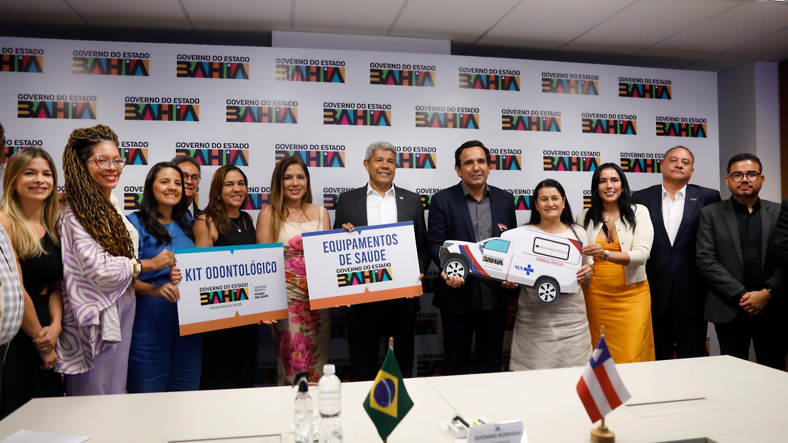 Governador se reúne com prefeito de Santa Maria da Vitória e entrega veículo e equipamentos para saúde