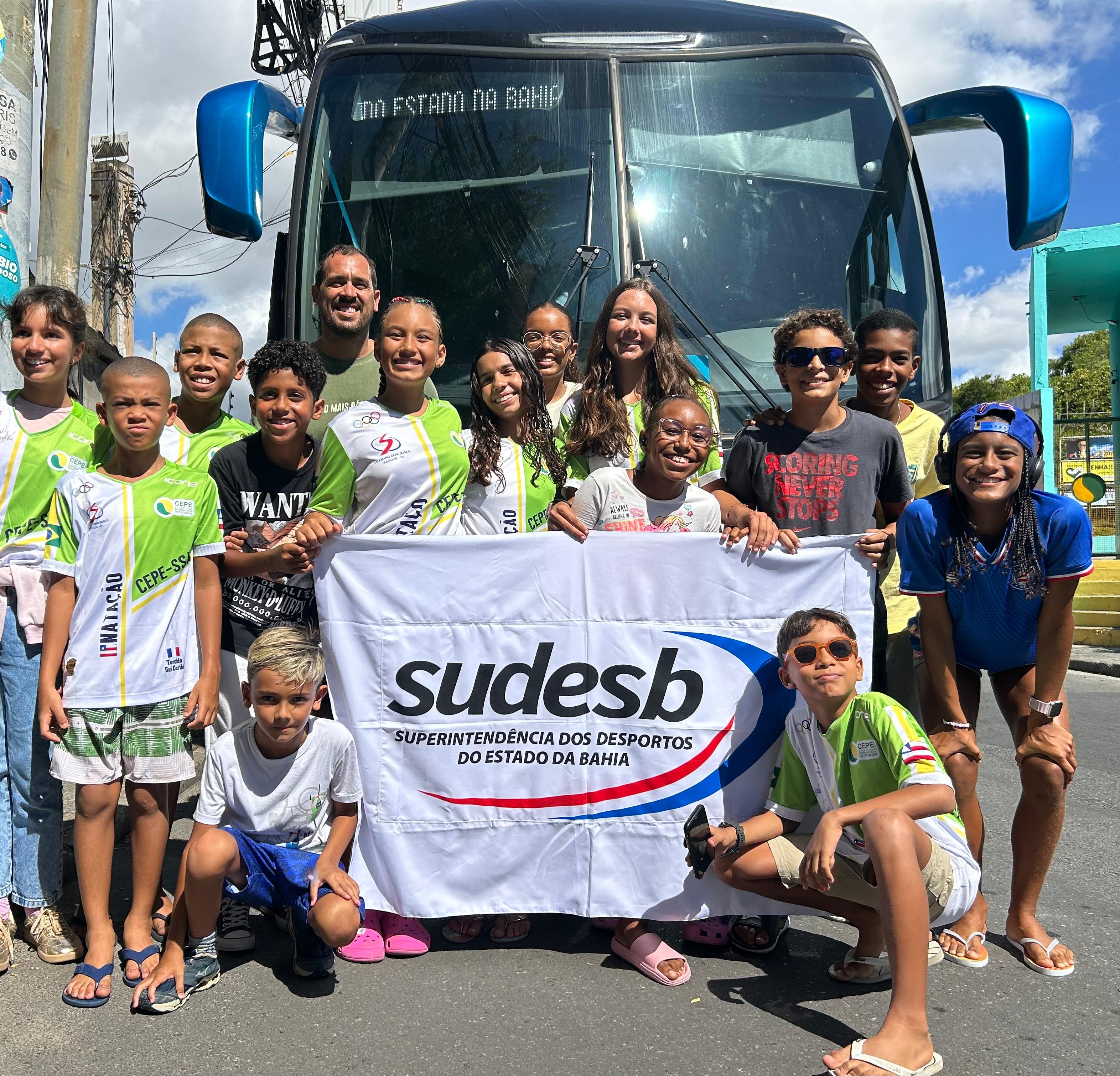 Delegação baiana de natação de base disputa torneio regional em Maceió com transporte concedido pela Sudesb