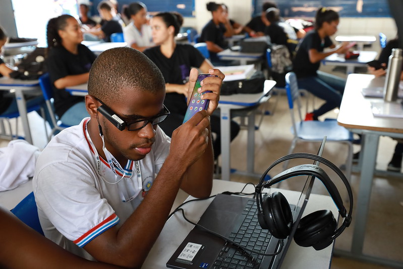 estudante cego utiliza óculos OrCam MyEye, em sala de aula