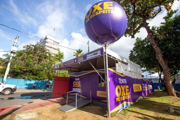Tenda “Oxe, me respeite!” garante acolhimento para mulheres nos circuitos da folia