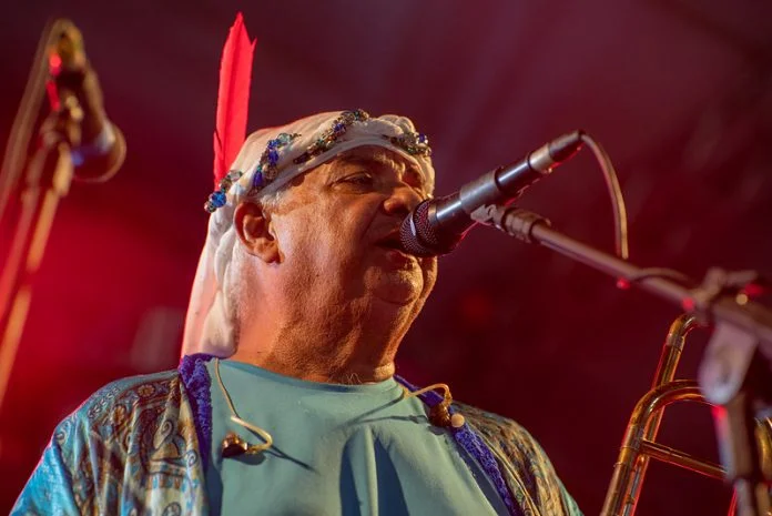 No Pelourinho, Gerônimo e Márcia Freire agitam público com clássicos da música baiana