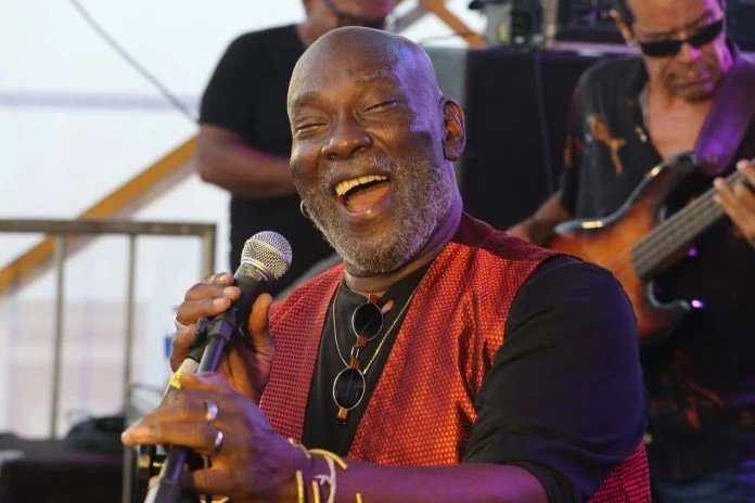 Lazzo Matumbi leva clássicos da música baiana ao Pelourinho e exalta ancestralidade