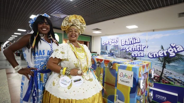 Turistas têm receptivo especial da Setur-BA na chegada para o Carnaval da Bahia