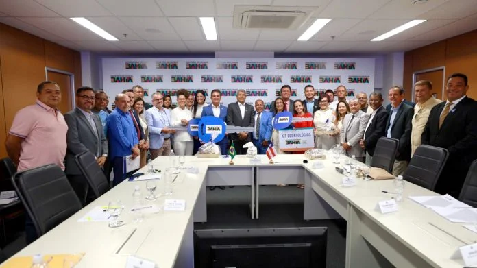 Governador se reúne com prefeito de Buerarema e entrega equipamentos para área da saúde e transporte