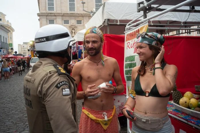 Policiais bilíngues orientam turistas de diferentes nacionalidades nos circuitos do Carnaval