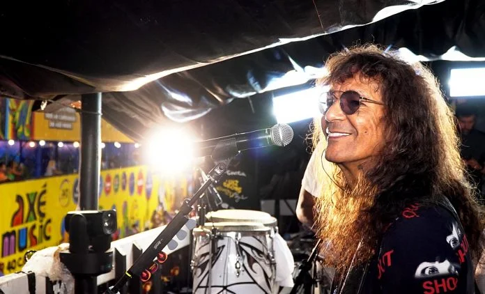 Rei do Axé, Luiz Caldas embala a pipoca com clássicos na abertura do Carnaval, em Salvador