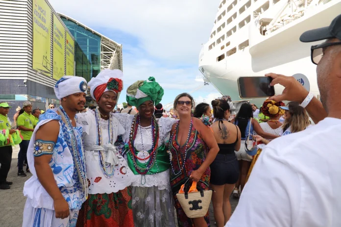 Quase oito mil cruzeiristas chegam para o último dia do Carnaval da Bahia