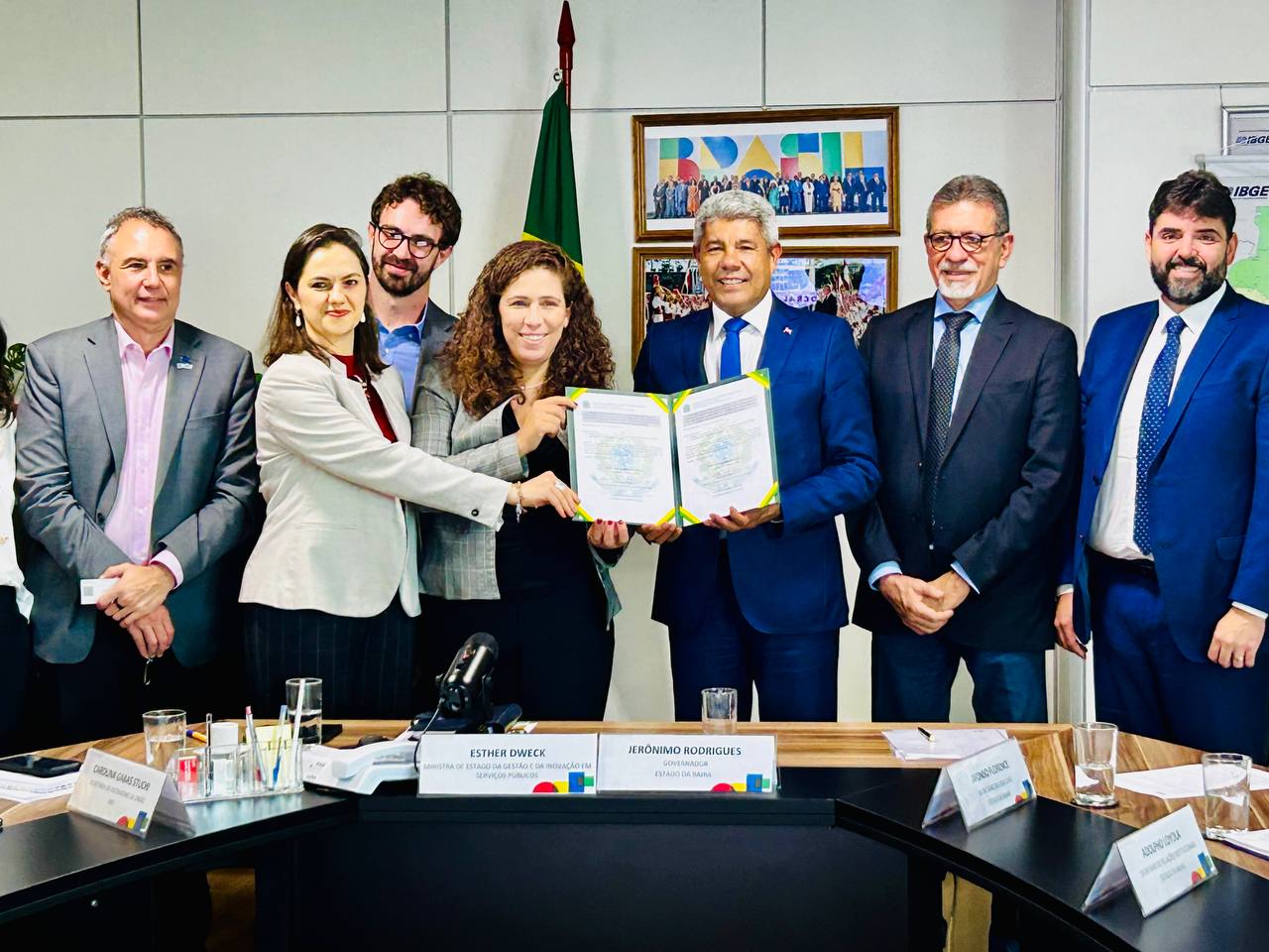 Termo Aditivo que o governador assinou com a Ministra Esther, prorrogando o prazo do acordo de cooperação técnica do antigo aeroporto de Vitória da Conquista - Fotos: Eduardo Aiache/GOVBA