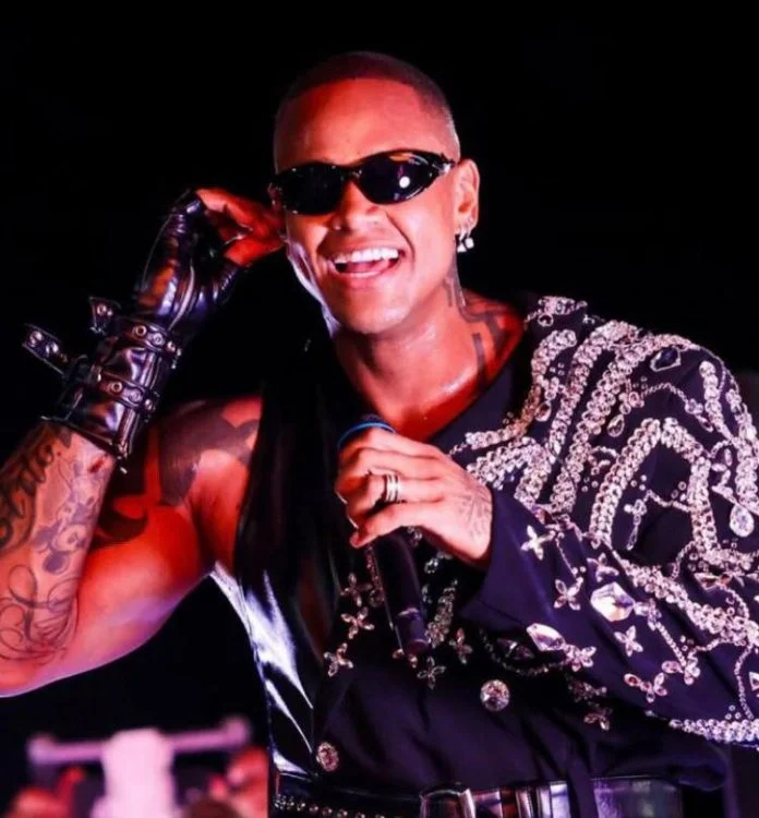 Léo Santana arrasta multidão na pipoca no último dia de carnaval na Barra