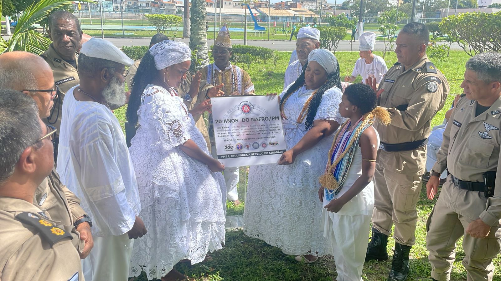 Plantação de árvore baobá marca comemoração de 20 anos do Nafro da PMBA