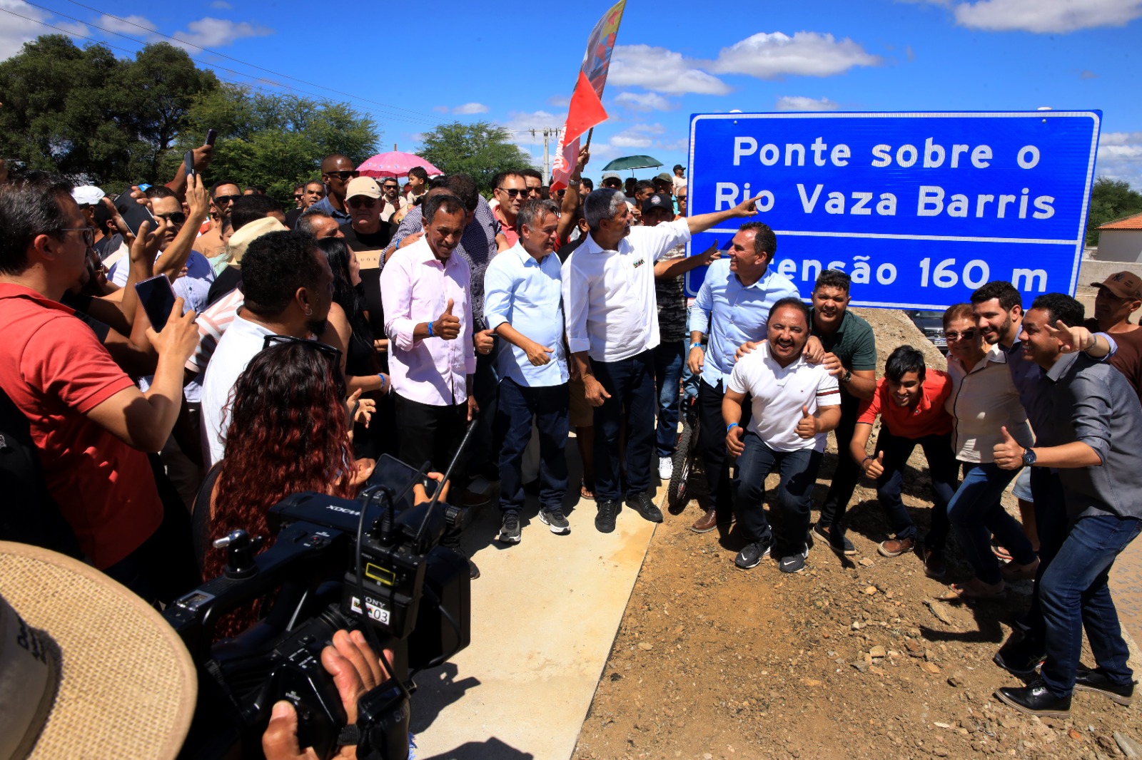 Governo do Estado entrega ponte sobre o Rio Vaza Barris e reforça infraestrutura e saúde em Uauá