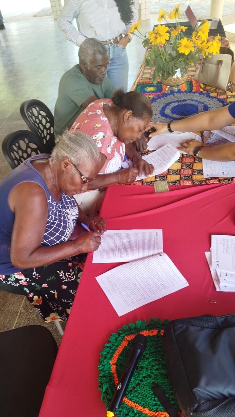 Famílias de comunidade quilombola do Lapão assinam contrato para a construção de habitações rurais