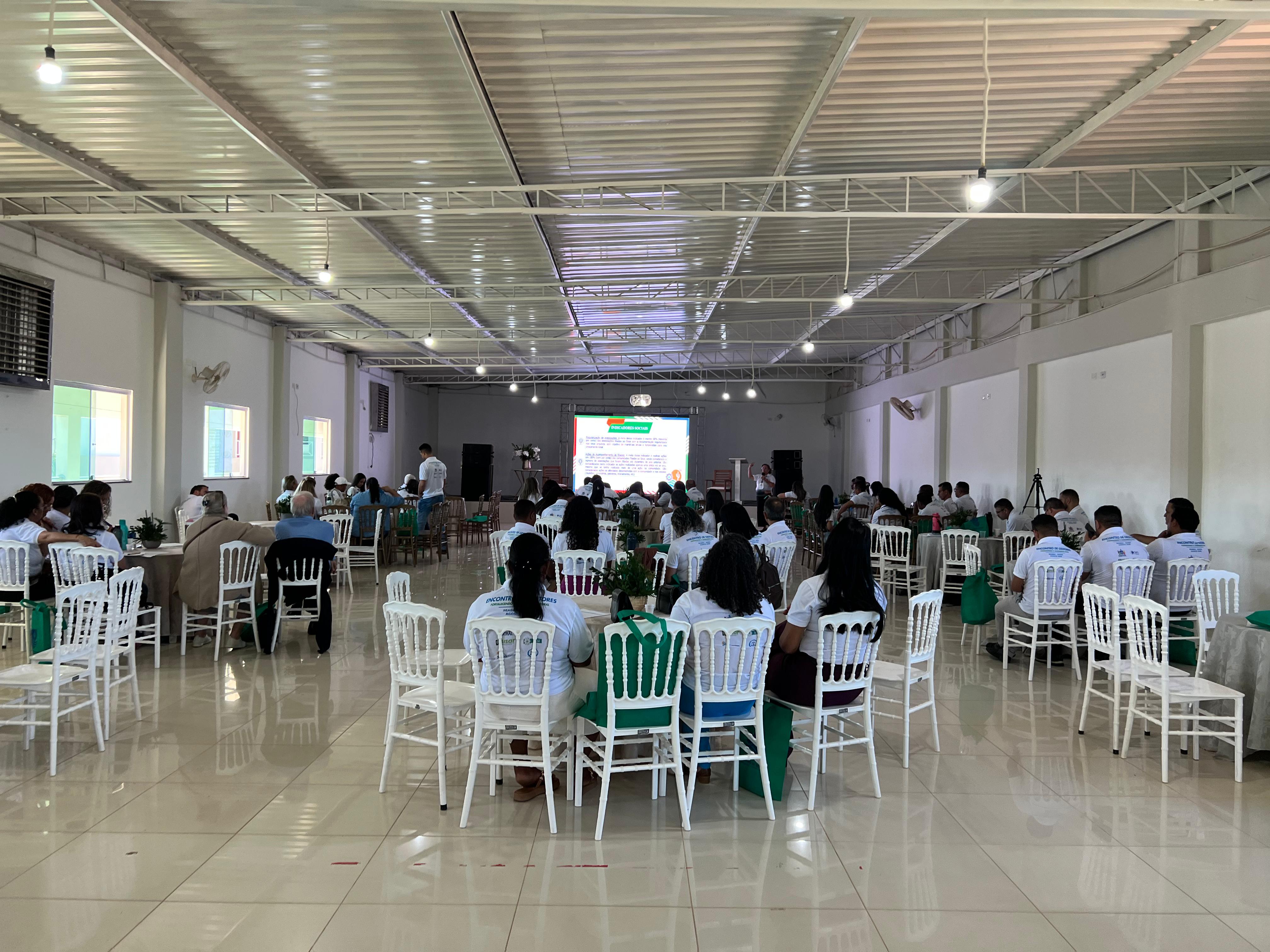 Com objetivo de fortalecer o saneamento rural, gestores das Centrais de Associações Comunitárias da Bahia e dos Sistemas Integrados de Saneamento Rural (SISARs) dos estados do Ceará, Pernambuco e Piauí, estão reunidos na Bahia para compartilhar experiências e apresentar tecnologias, discutir os avanços e ações sociais que vão fortalecer o saneamento rural dos estados envolvidos no programa. O evento acontece, nestas quarta e quinta-feira (27 e 28), no município de Seabra, na Chapada Diamantina. Neste ano de