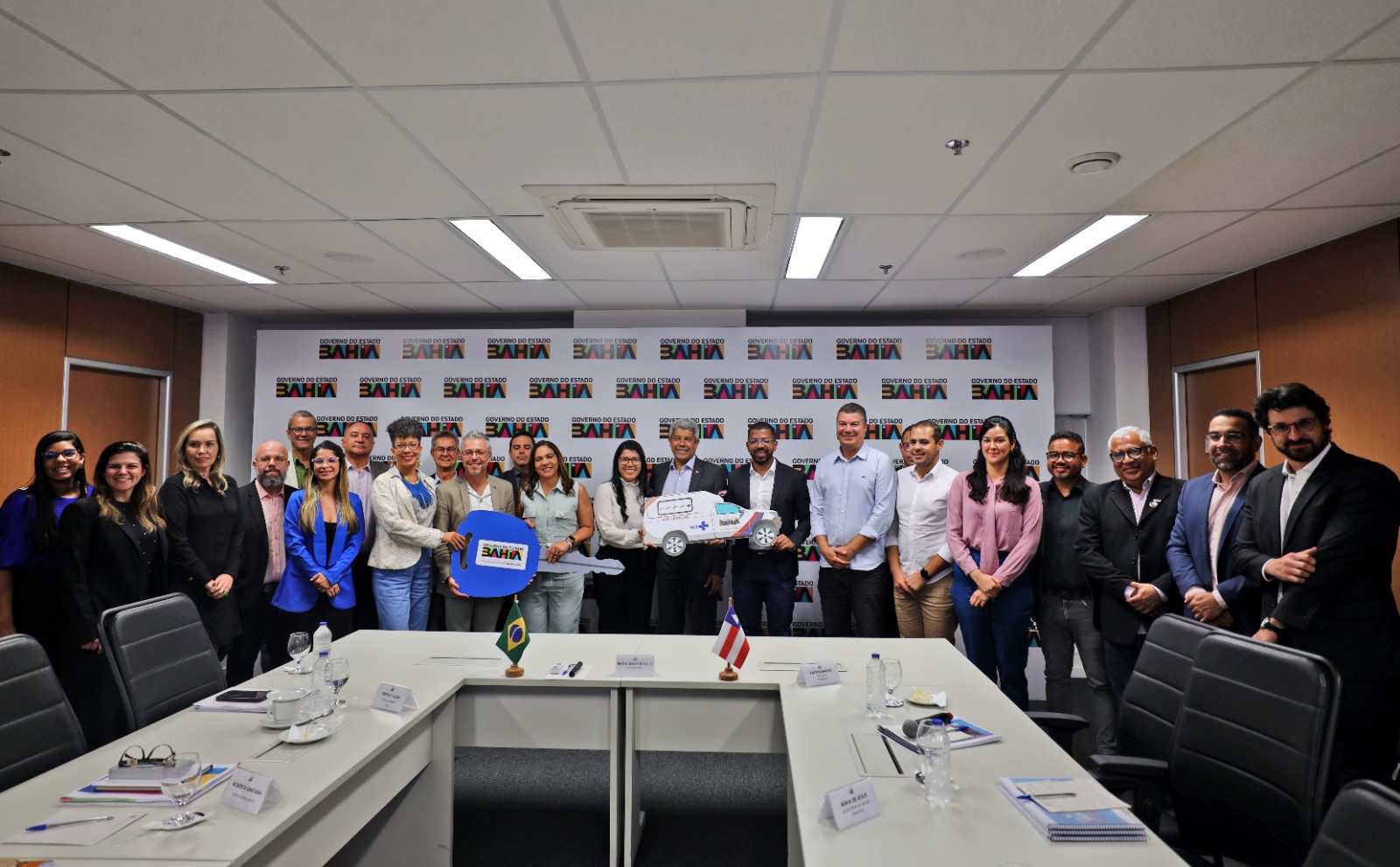 Governador entrega equipamentos para Prefeitura de Candeias e debate obras estruturantes para o município 